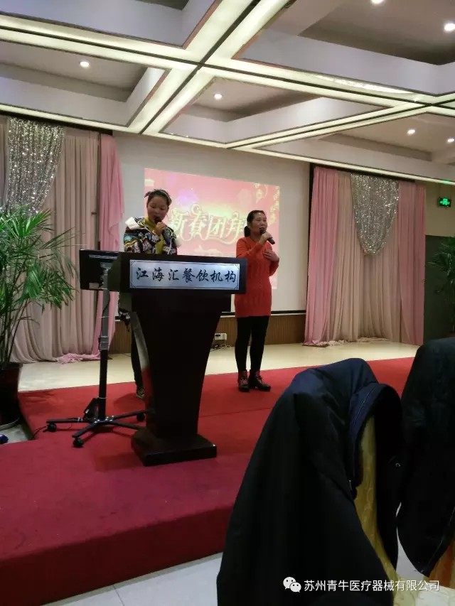 图为邵总与员工女儿合唱.jpg